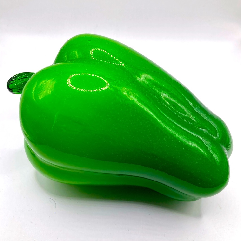 Paperweight with green pepper texture hand-blown in Murano style